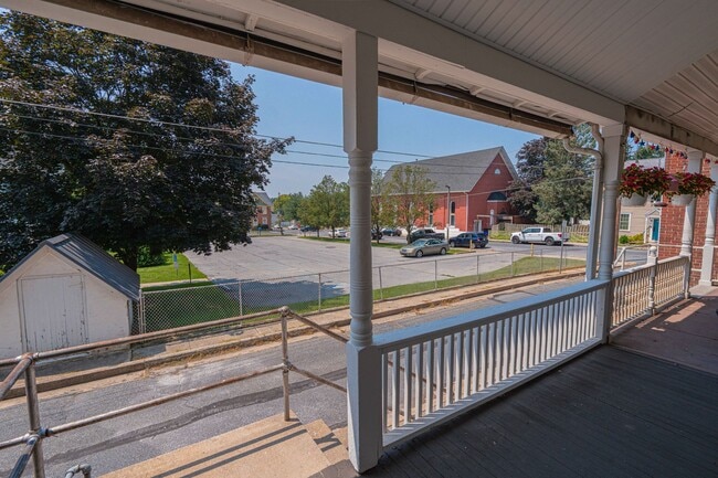 Foto del edificio - UPDATED FOUR BEDROOM/1.5 BATH TOWNHOME