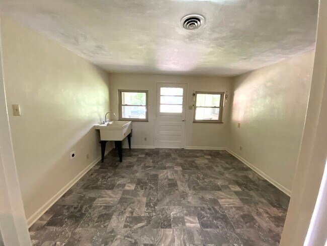 Building Photo - Unique Milford Ranch Style Home!