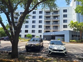 Building Photo - 901 Hillcrest Dr