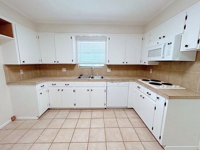 Building Photo - 3 Bedroom House with HUGE yard