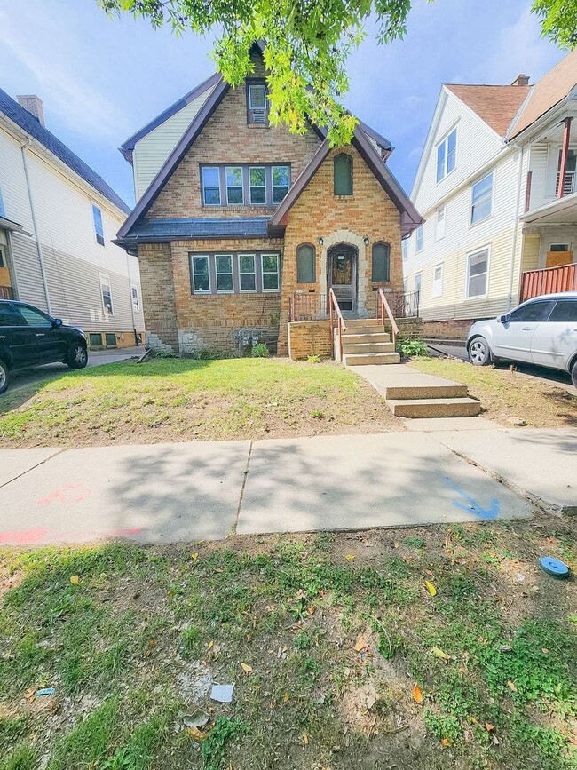 Building Photo - Renovated 2-Bedroom Upper Duplex Unit