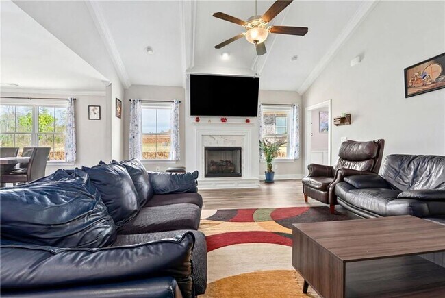 Foto del edificio - Available Soon!