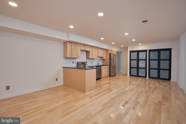 Building Photo - 1362 Kenyon St NW