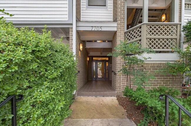 Foto del edificio - 7705 Lafayette Forest Dr