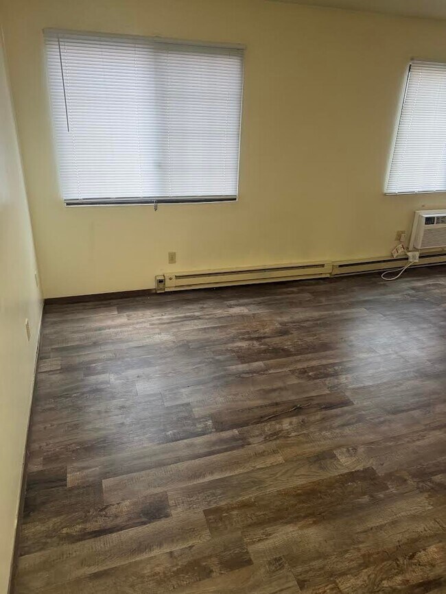 Building Photo - 454 W Dayton St