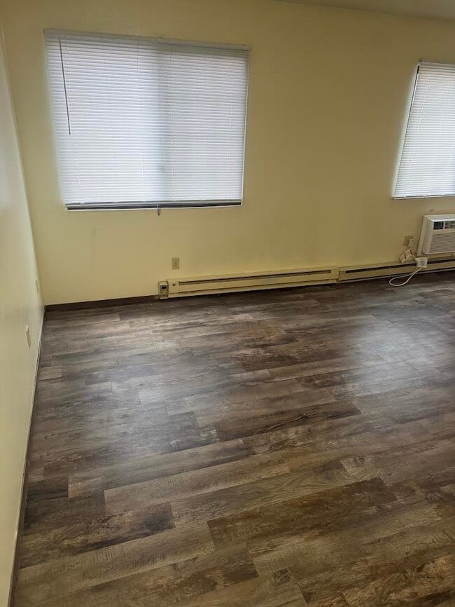 Building Photo - 454 W Dayton St