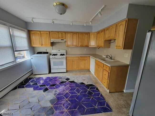 Building Photo - 555 Clifton Ave