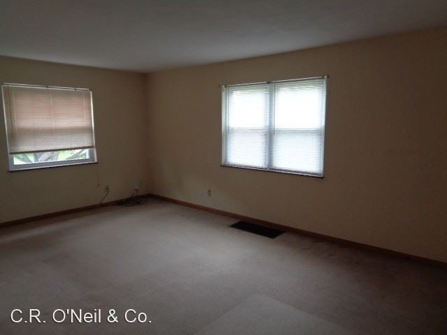 Building Photo - 105 Village Dr