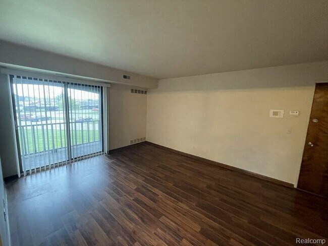 Foto del edificio - 270 E Thirteen Mile Rd