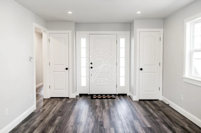 Building Photo - FULLY RENOVATED HOME NEAR DOWNTOWN PERRYSBURG | 3 BED | 2.5 CAR GARAGE | FENCED YARD