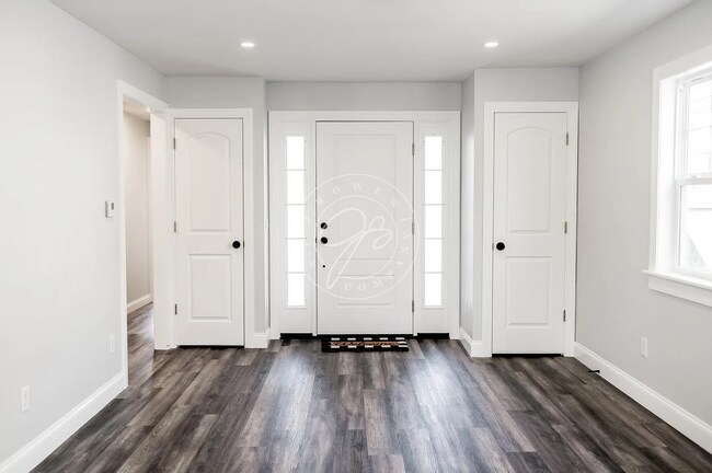 Foto del edificio - FULLY RENOVATED HOME NEAR DOWNTOWN PERRYSBURG | 3 BED | 2.5 CAR GARAGE | FENCED YARD