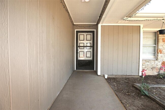 Building Photo - 1902 Garden Villa Dr