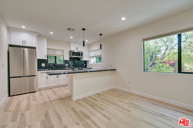 Foto del edificio - 843 Westbourne Dr