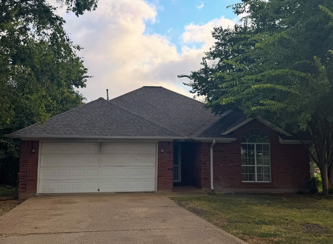 Foto principal - Great 3 bedroom situated next to Blinn College's parking lot!