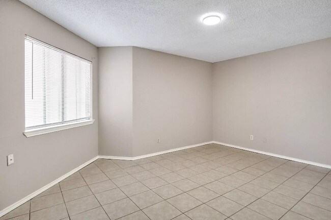 Foto del edificio - 2300 Balsam Dr