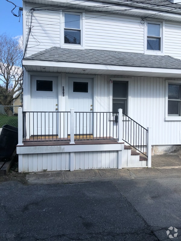 Building Photo - 1003 School St