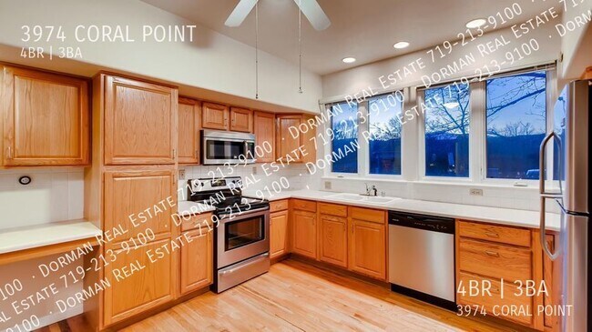 Building Photo - Beautiful 4 bedroom townhouse with large f...