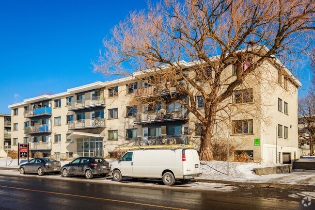 Photo du bâtiment - 9400 Rue Centrale