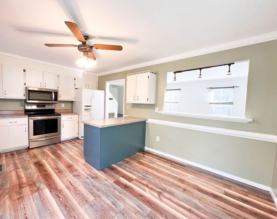 Spacious 4 Bed / 2 Bath with Large Deck House Rental in Chester, VA