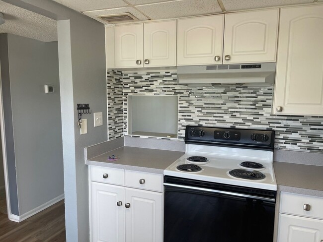 Building Photo - Spacious Riverview 1B/1B Condo