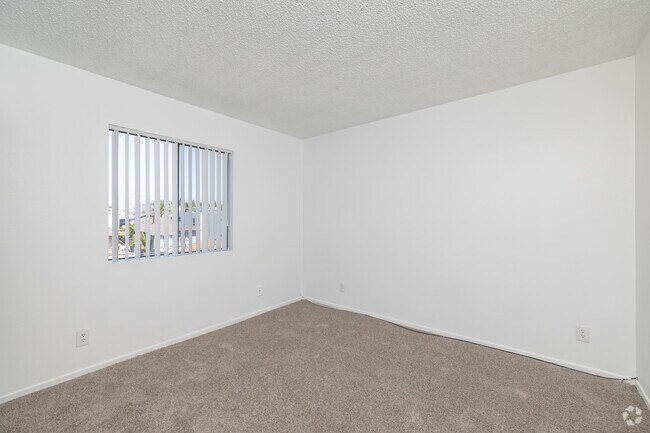 2 habitaciones, 1 baño - 630 pies cuadrados - Dormitorio - 2216-2218 Court St.