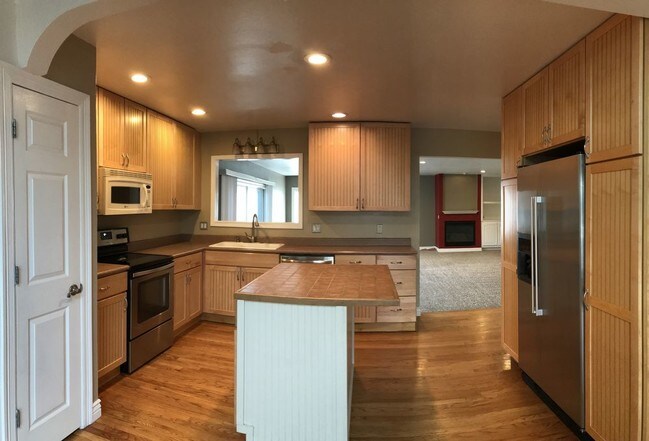 Building Photo - 2442 E 98th Pl