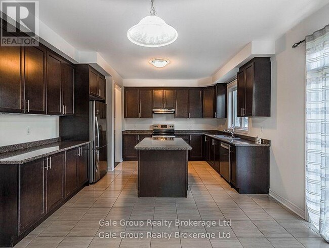 Building Photo - 200 Harcourt Cres