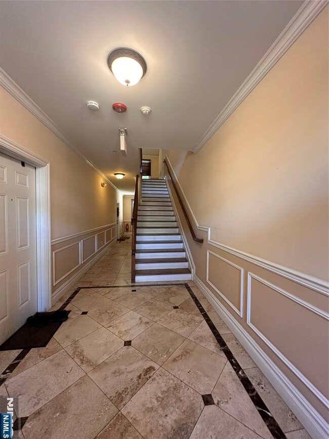 Building Photo - 6 Hemlock Lane