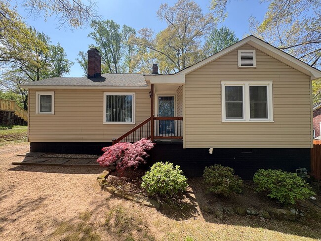 Charming 2/2 With Fenced In Backyard Move In Ready Now! - Charming 2/2 With Fenced In Backyard Move In Ready Now! House