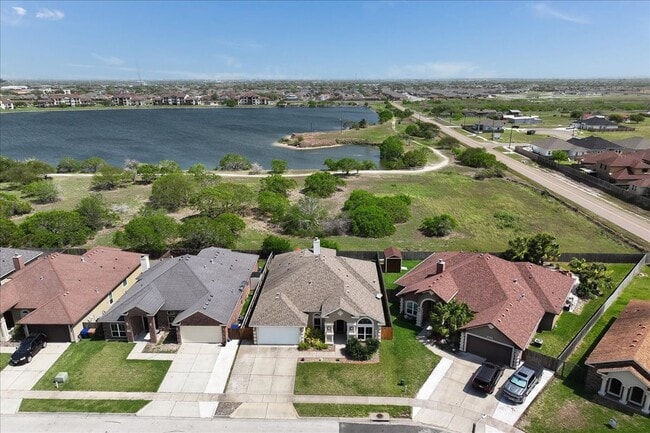 Building Photo - 7522 S Lake Dr