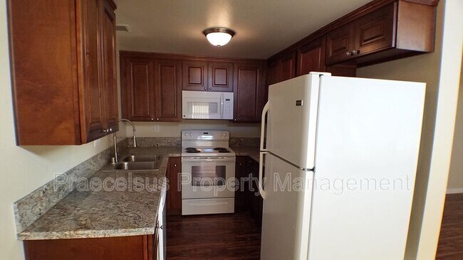 Building Photo - 1733 Hollister St