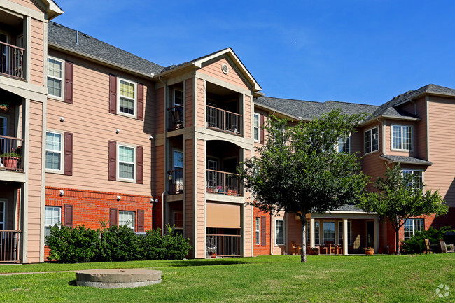 Vista de estacionamiento exterior - Landings at Pebble Creek