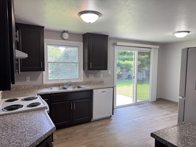 Foto del edificio - 2143 Packerland Dr