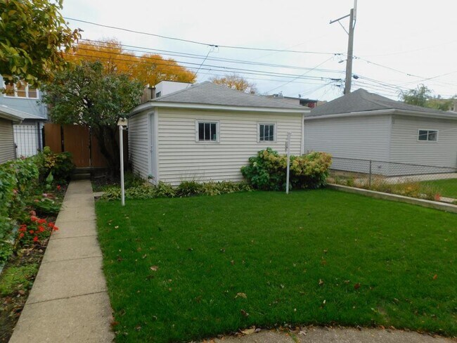 Foto del edificio - 3 bedroom in Chicago IL 60647