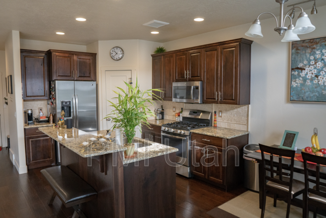 Building Photo - 4154 Cresthaven Ln