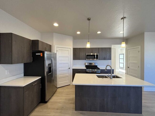 Foto del edificio - Beautiful Crimson Park Townhome - END UNIT!