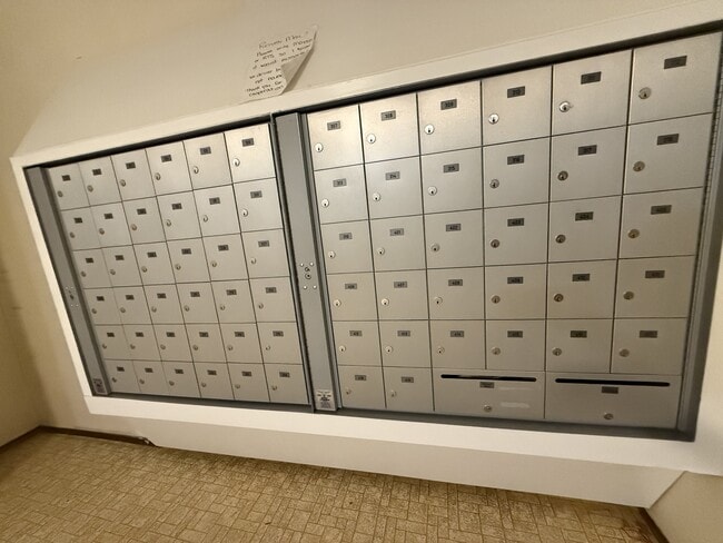 Photo du bâtiment - 9208-9106 106 Ave NW