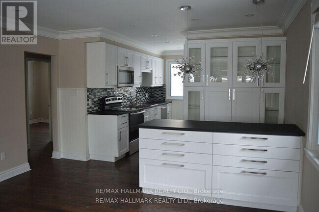 Building Photo - 97 Cartier Crescent