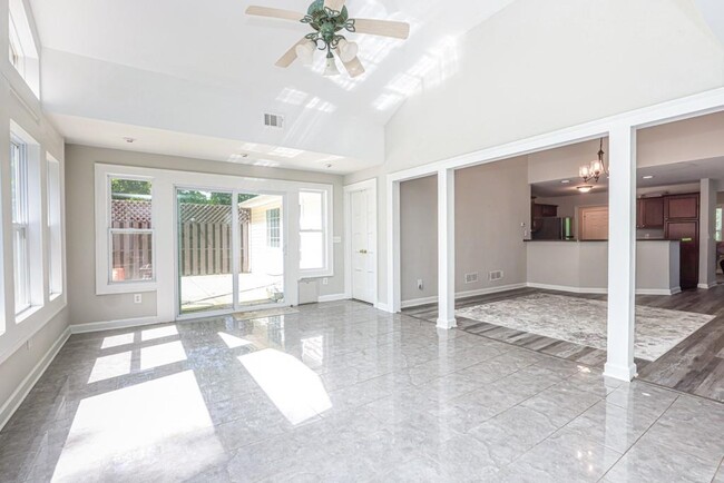 Foto del edificio - 165 Windy Hill Ct