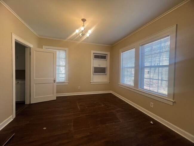 Building Photo - Close to Ochsner LSU, dining and shopping...