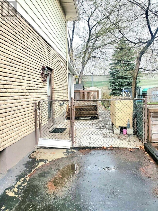 Building Photo - 4433 Meadowvale Dr