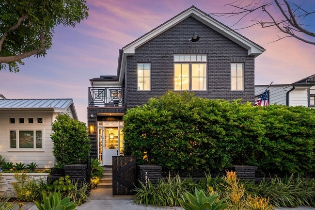Building Photo - Custom Built 4 Bedroom Peninsula Point Hom...