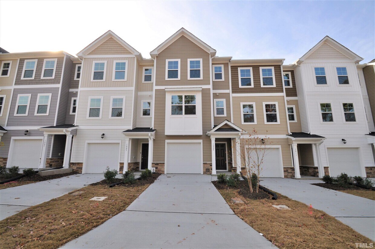 Primary Photo - 1009 Shoreside Dr
