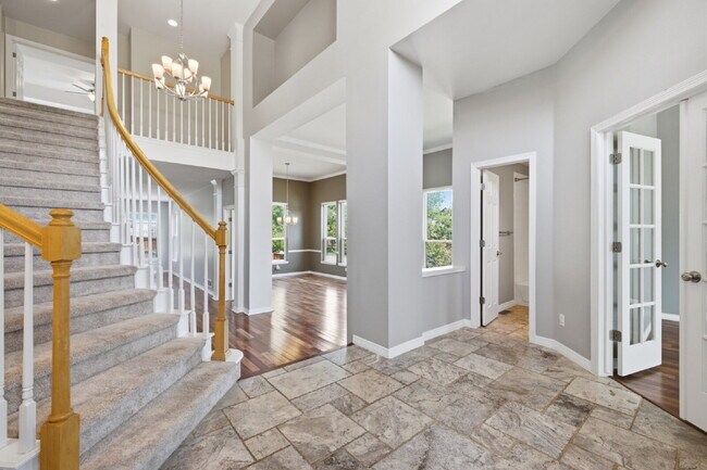 Foto del edificio - Spectacular Stonegate Living! Gorgeous 3-Bed Corner Finished Basement, Wet Bar, and Custom Marble...