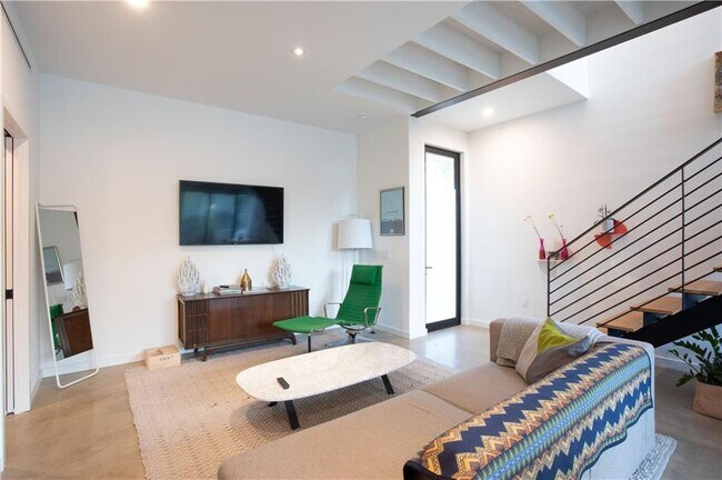 Building Photo - 1713 Bluebonnet Ln