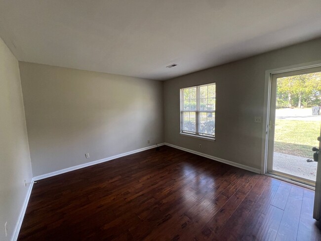 Building Photo - 2BR 1BA Duplex on Ridgely Road in Murfrees...