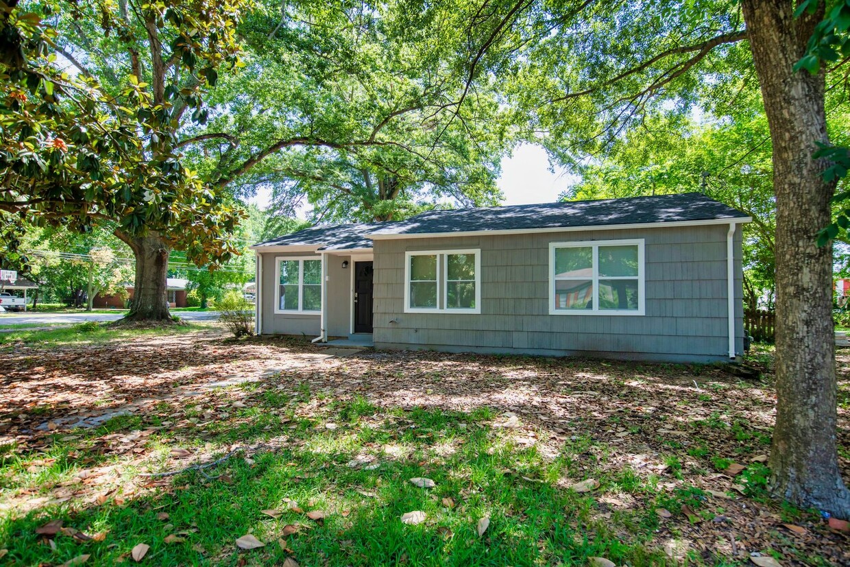 Foto principal - ** 3 Bed 1 Bath located in Forrest Hills *...