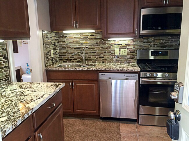 Kitchen - 1374 Summit St