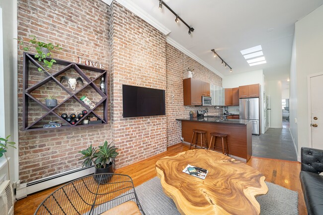 Building Photo - 1BR Plus Den Penthouse Apartment