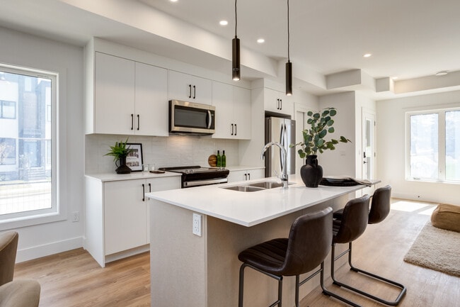 Photo du bâtiment - Modern 3-Bedroom Townhouse with Sophisticated Style